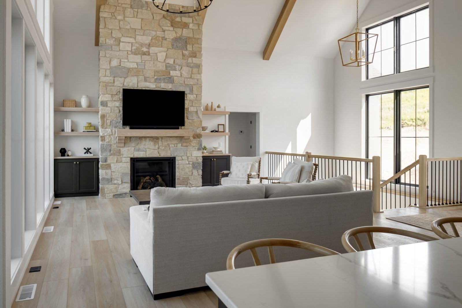 CLEAN AND CONTEMPORARY